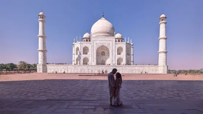 Couple at Taj Mahal clicked by Harsh Rohilla